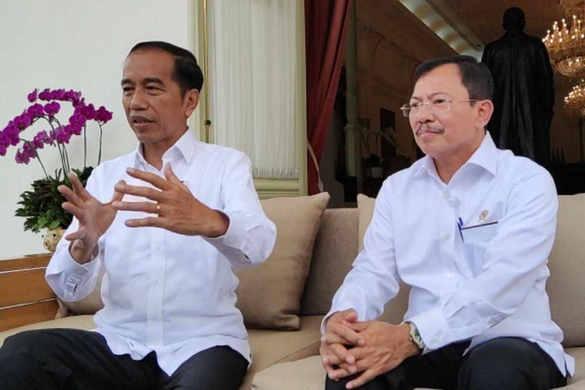 Presiden Joko Widodo bersama Menteri Kesehatan Terawan Agus Putranto mengumumkan kasus pertama positif Corona di Indonesia, di Istana Kepresidenan, Jakarta, Senin (2/3/2020).