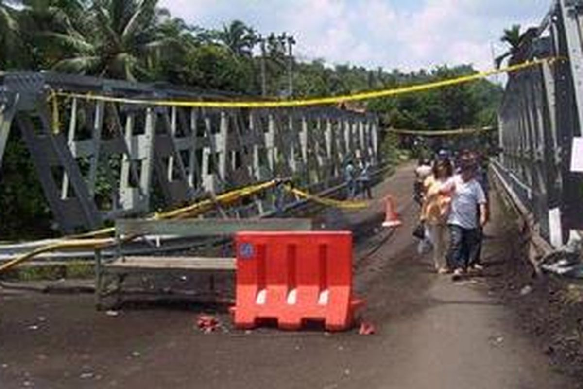 Warga melintasi jembatan dengan berjalan kaki di atas jembatan Way Besai di jalan lintas tengah Sumatera di Baradatu, Kabupaten Way Kanan, Provinsi Lampung, Rabu (13/4/2011). Jembatan di jalan lintas tengah Sumatera ini rusak akibat ditabrak truk batu bara, akhir pekan lalu, sehingga ditutup untuk roda empat.  