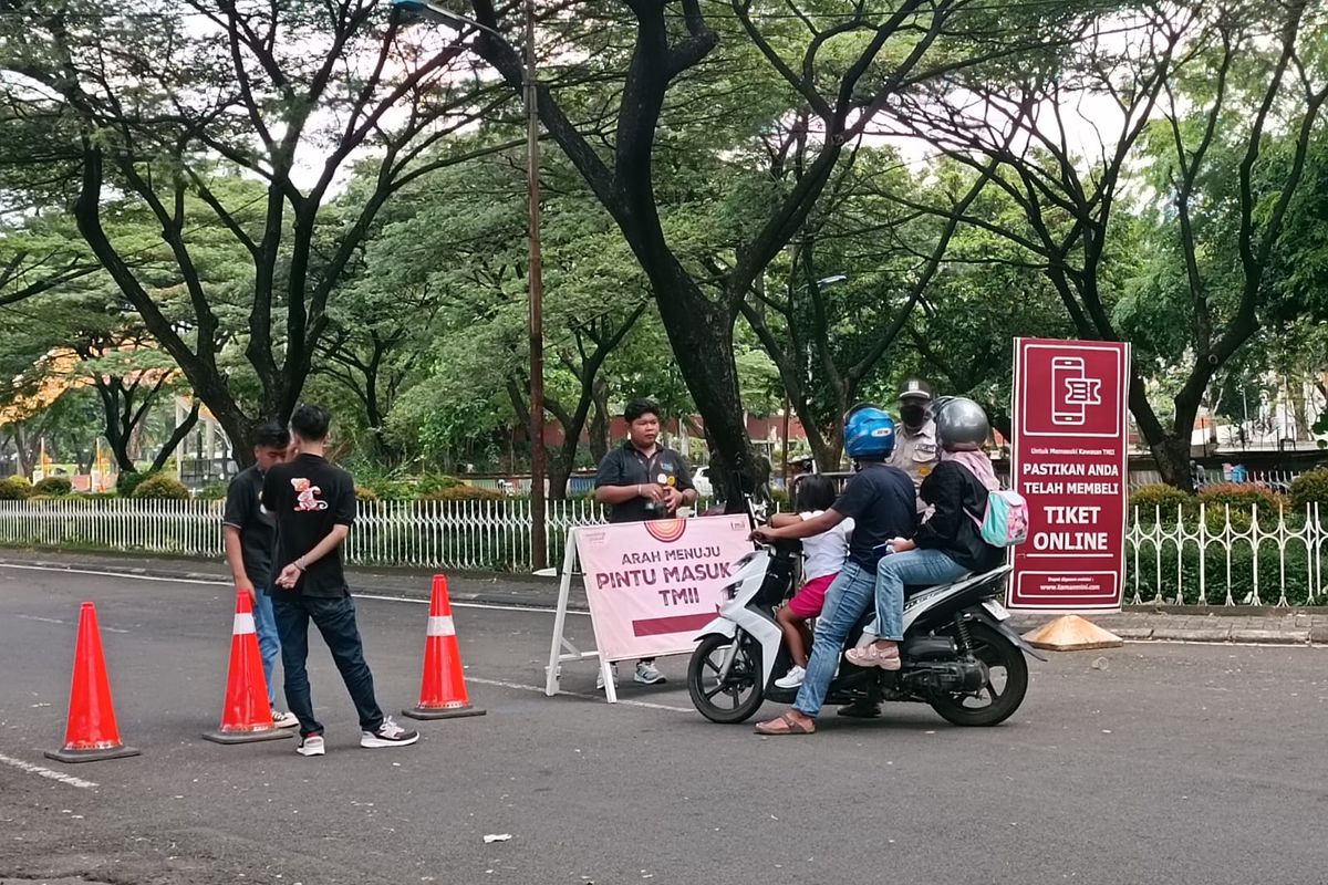 Taman Mini Indonesia Indah, Jakarta Timur, Minggu (23/4/2023).