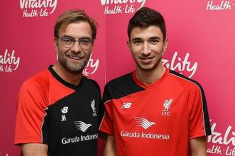 Manajer Liverpool, Juergen Klopp, berfoto bersama rekrutan terbarunya, Marko Grujic, di Melwood, Liverpool, Rabu (6/1/2016).
