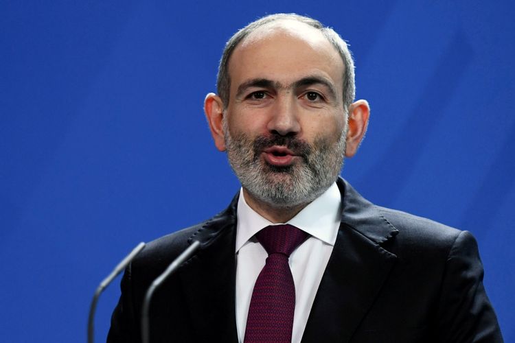 Perdana Menteri Armenia Nikol Pashinyan, bersama Kanselir Jerman Angela Merkel (tak masuk dalam gambar) dalam konferensi pers bersama di Berlin, pada 13 Februari 2020.