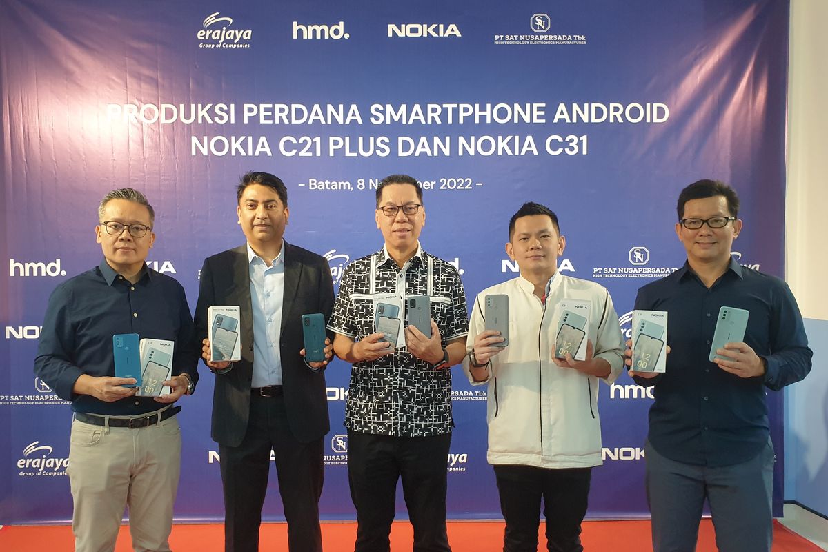 (Kiri-kanan) Head of Merchandise & Planning, Erajaya Digital Stanly Widjaja, VP HMD Global, APAC Ravi Kunwar, Direktur Operasional PT Sat Nusapersada Tbk Bidin Yusuf, General Manager PT Sat Nusapersada Tbk Alex Candra, dan General Manager HMD Global, Indonesia Hero Tjokroardi dalam sebuah acara kunjungan awak media ke pabrik PT Sat Nusapersada Tbk di Batam, Selasa (8/11/2022)