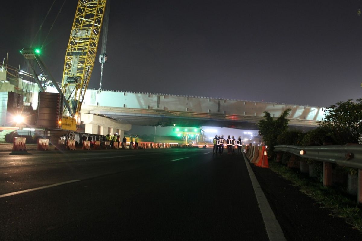 Pemasangan balok jembatan (steel box girder).