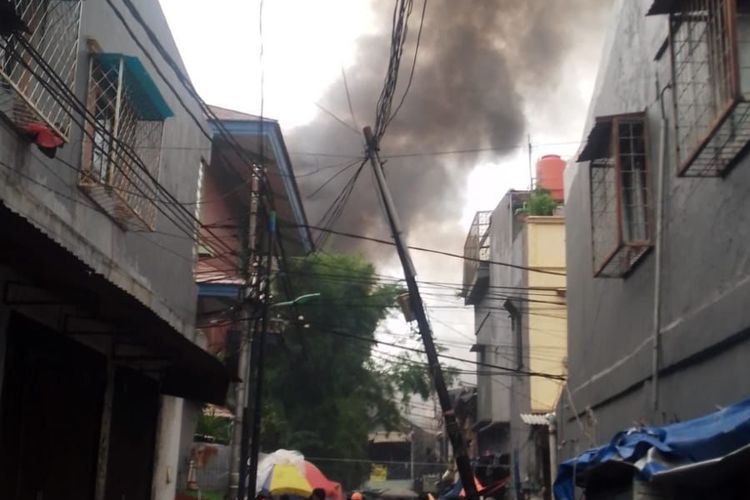 Kebakaran di Jalan Tanah Sereal, Tambora, Jakarta Barat, Selasa (25/1/2022). Api membakar sebuah bangunan gudang. 19 unit sama diturunkan. 