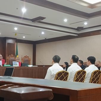 Pemilik PT Blueray Cargo John Field dkk menghadiri sidang pembacaan surat dakwaan kasus dugaan suap pejabat Dirjen Bea Cukai Kemenkeu  di Pengadilan Tipikor Jakarta, Rabu (6/5/2026). 