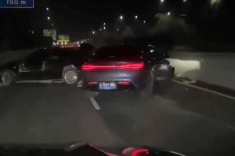 Peristiwa tabrak lari antardua kendaraan roda empat terjadi di jalan tol Bandara arah Pluit, Jakarta Utara. 