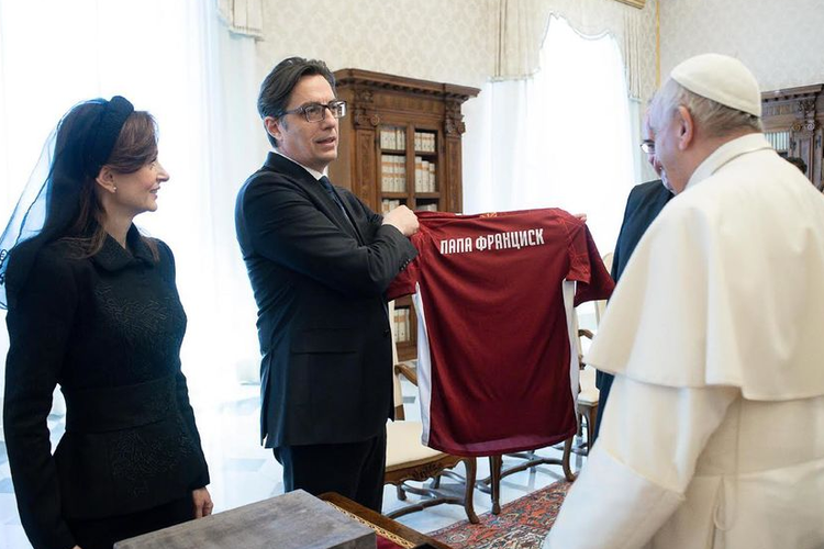 Foto resmi memperlihatkan Presiden Makedonia Stevo Pendarovski menunjukkan desain jersey tim nasional pria Makedonia Utara untuk Euro 2020 kepada Paus Fransiskus. Namun, jersey tersebut kemudian diprotes oleh para pendukung.