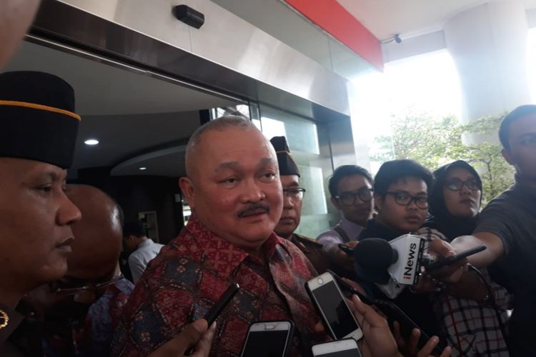 Mantan Gubernur Sumatera Selatan, Alex Noerdin usai diperiksa di Gedung Bundar Kejagung RI, Jakarta.