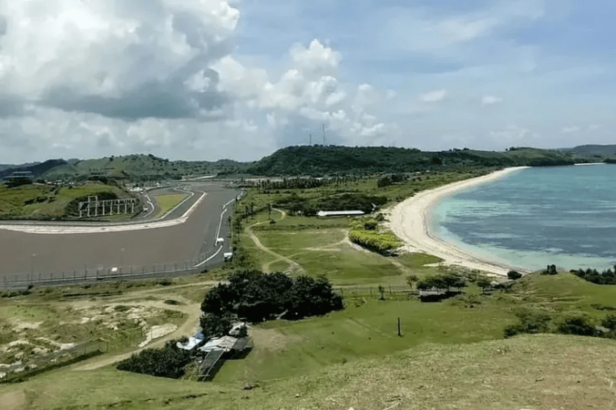 Pemandangan Bukit Seger di Mandalika, Lombok yang memperlihatkan Mandalika International Street Circuit yang menghelat ajang MotoGP bersebelahan dengan tepi Pantai Seger. 