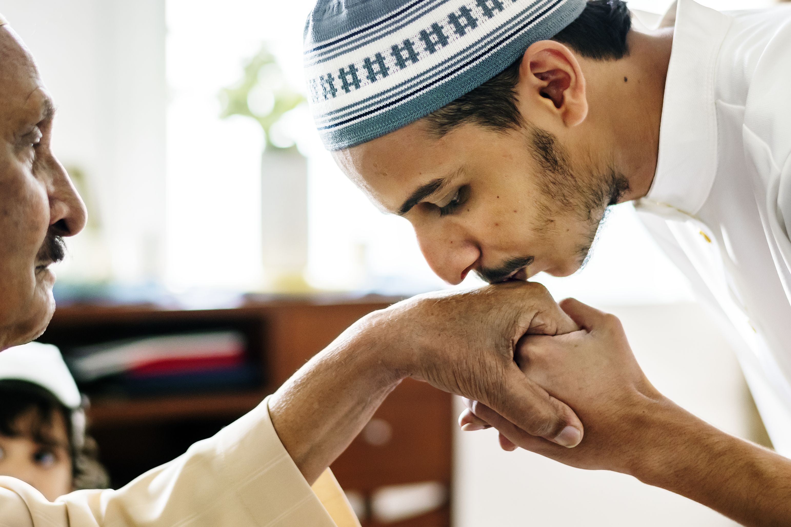 15 Ucapan Sungkem Lebaran kepada Orang Tua dalam Bahasa Jawa Krama