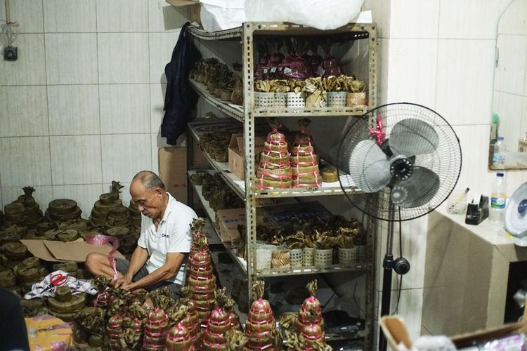 A number of workers package dodol and basket cakes at the Ny Dodol and Cake production house. Lauw (LKW), in Tangerang, Banten, Friday (17/1/2025).