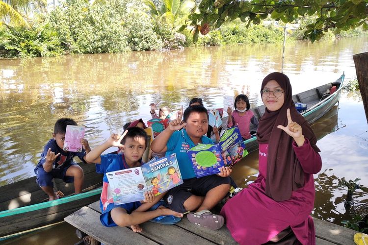 Kisah Kampung Baca Tansal di Kalbar, Menyusuri Sungai Antarkan Buku ke Pelosok Desa