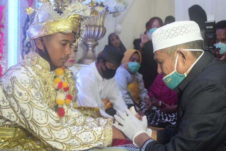 Pasangan pelajar SMP MG (14) dan FN (16) melangsungkan pernikahan di rumah mempelai wanita di Kelurahan Laompo, Kecamatan Batauga, Kabupaten Buton Selatan, Sulawesi Tenggara, Sabtu (6/3/2021).