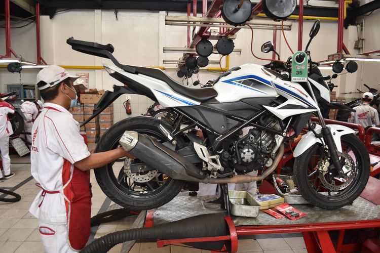 Ilustrasi servis motor di bengkel resmi Honda