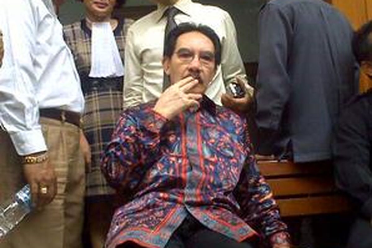 Terdakwa Antasari Azhar sedang melepas lelah saat sidangnya di PN Jaksel (10/11) ditunda sesaat untuk shalat. Tampak ia sedang merokok, kebiasaan lama yang bangkit kembali sejak di penjara. 