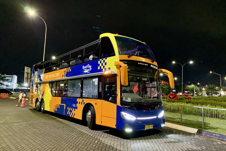 Melalui Open Top Tour Jakarta Seaside, wisatawan bisa menikmati panorama kawasan PIK dengan cara berbeda pada sore dan malam hari. Rute ini menggunakan bus tingkat dengan atap terbuka sepenuhnya (full open top tour bus) yang hanya tersedia di dua rute khusus, yakni di PIK dan Sarinah.