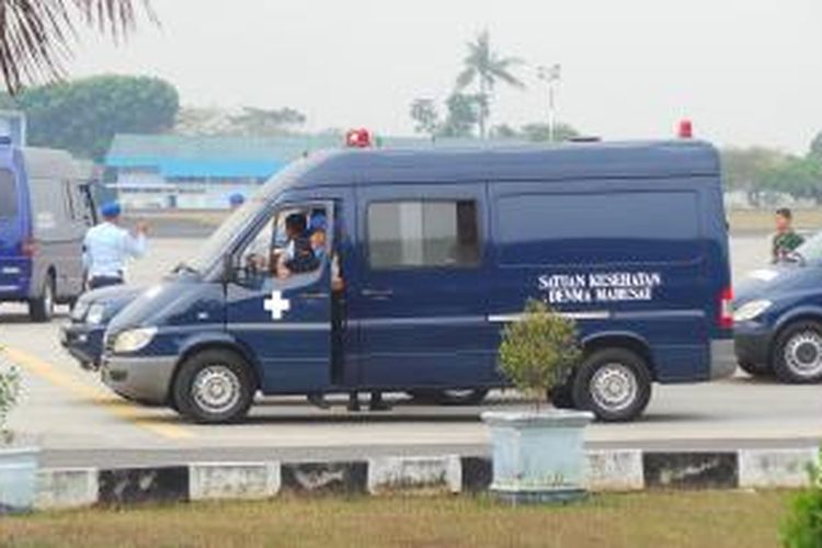 Mobil jenazah ambulance tiba di Lanud Halim Perdanakusuma. Kendaraan ini disiapkan untuk mengangkut jenazah korban jatuhnya Hercules di Medan. Rabu (1/7/2015).