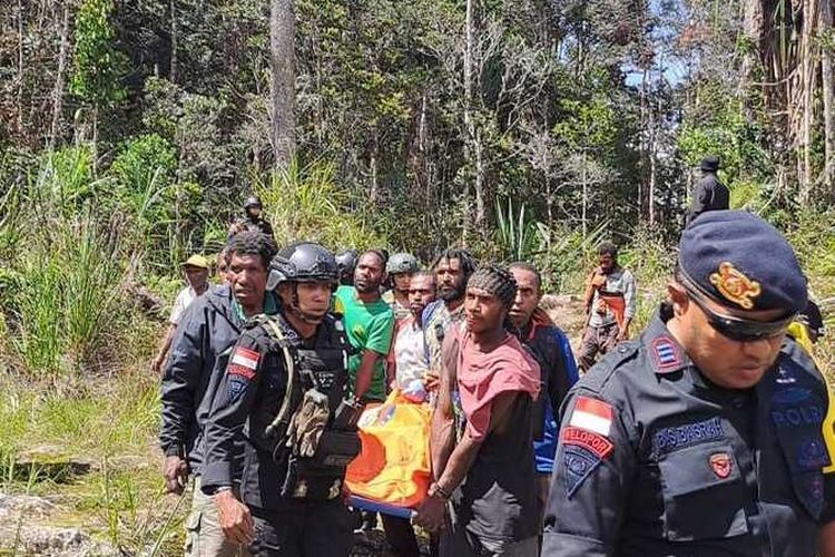 Aparat gabungan dibantu masyarakat sedang melakukan evakuasi jenazah Michelle Kurisi yang diduga dilakukan oleh KKb, Lannya Jaya, Papua Pegunungan, Kamis (31/8/2023)