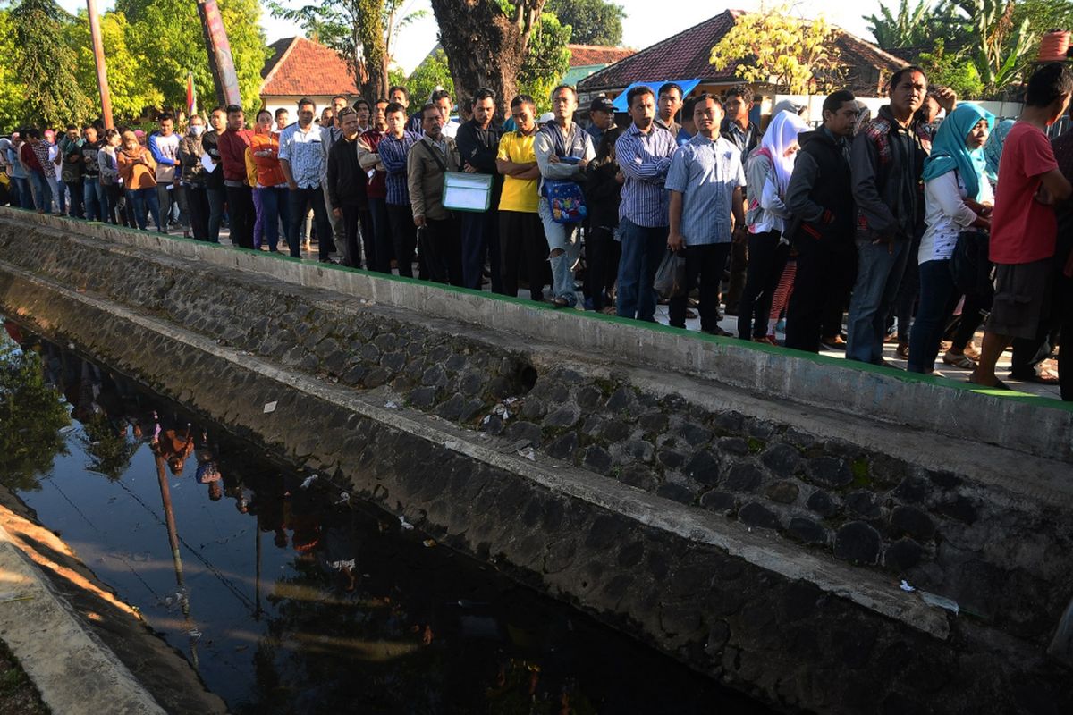 Warga antre melakukan pencetakan KTP-el di Dinas Kependudukan dan Pencatatan Sipil Kabupaten Jepara, Jawa Tengah, Rabu (26/7). Antrean tersebut diakibatkan kekosongan blangko KTP-el per bulan Mei 2016 hingga April 2017, dan untuk melayani permintaan tersebut telah disediakan sebanyak 25.000 blangko E-KTP dan dengan kapasitas mencetak 500 E-KTP per harinya. ANTARA FOTO/Yusuf Nugroho/foc/17.