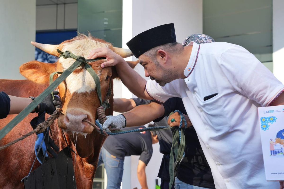 Direktur Infrastruktur dan Teknologi PGN Achmad Muchtasyar menyerahkan hewan kurban secara simbolik di Kantor PGN Pusat, Jakarta, Kamis (29/06/2023).