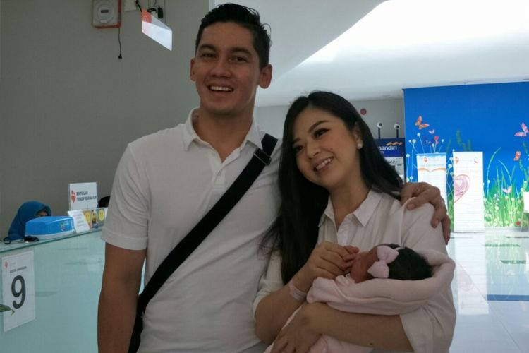 Samuel Zylgwyn dan Franda menggendong anak pertama mereka saat ditemui di RSIA Kemang Medical Care, Kemang, Jakarta Selatan, Rabu (2/5/2018).