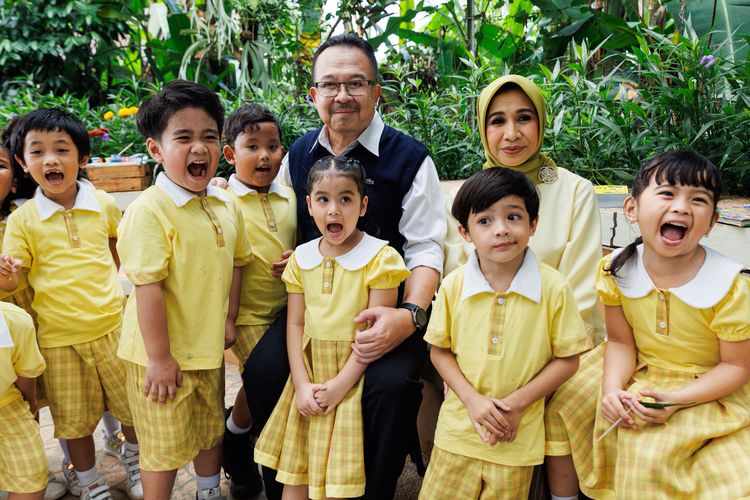 Akademisi dan praktisi bisnis Rhenald Kasali dan istri, Elisa Kasali, menjadi bintang iklan terbaru Tolak Angin Anak. 