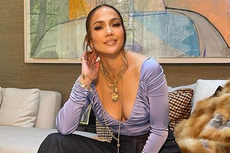 Intip Gaya Kasual Jennifer Lopez Bernuansa Ungu