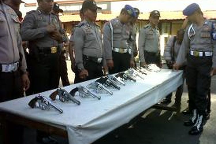 Divisi Propam melakukan pemeriksaan senjata api (Senpi) anggota di halaman markas Polrestabes Makassar, Senin (24/3/2014) pagi.