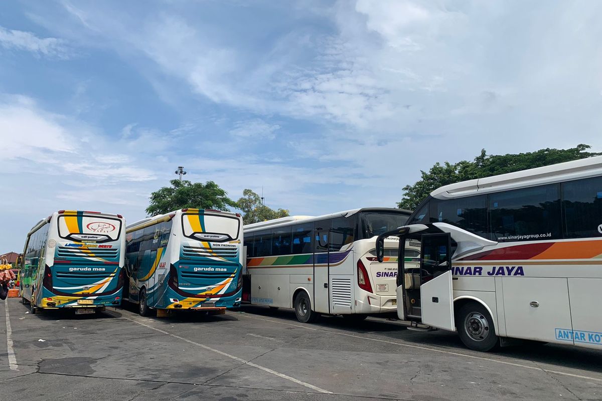 Suasana Terminal Kalideres, Jakarta Barat, terpantau belum adanya lonjakan penumpang bus AKAP menjelang libur Natal dan tahun baru 2022, Selasa (6/12/2022).