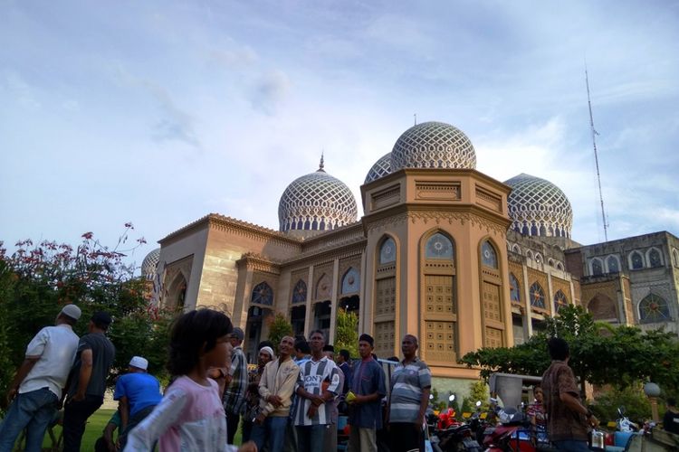 Warga menunggu pembagian kanji rumbi gratis di halaman Islamic Center, Lhokseumawe, Minggu (28/5/2017)