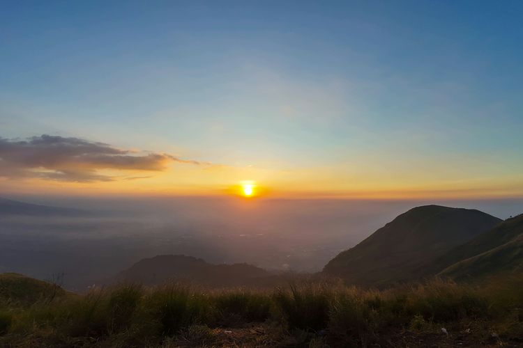 Sunset di Puncak Sarah Klopo Gunung Penanggungan, Rabu (29/5/2024).