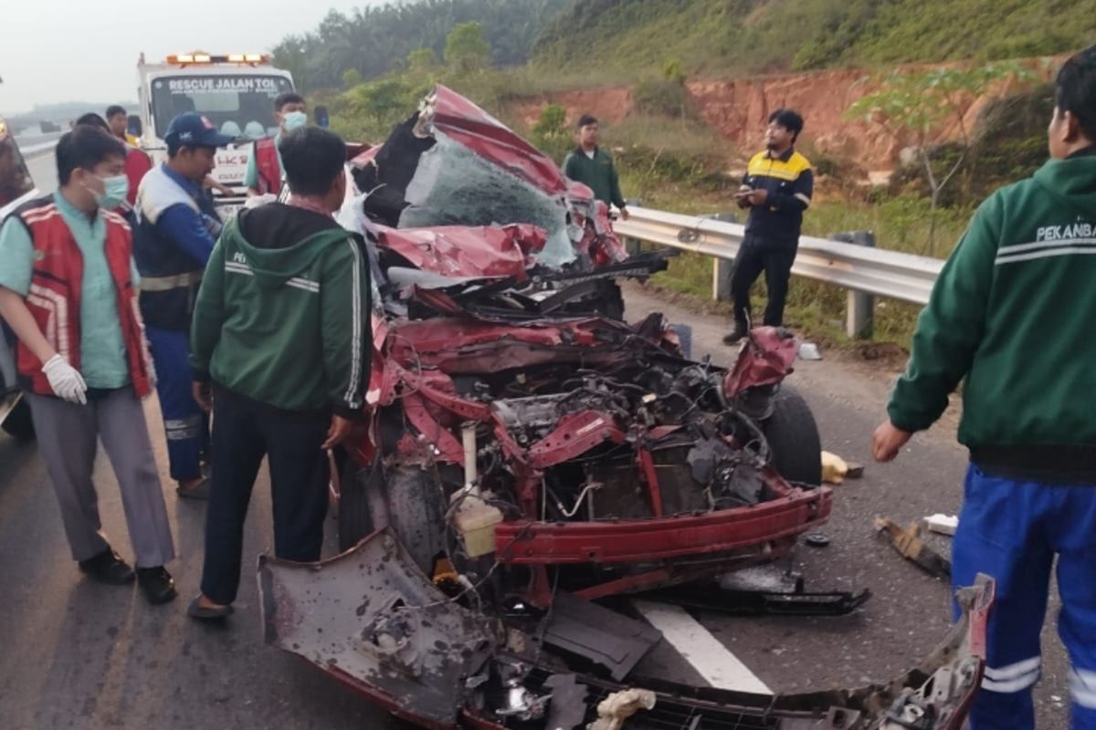 Kondisi mobil Yaris setelah menabrak truk Fuso di Jalan Tol Pekanbaru-Dumai, Riau, Sabtu (10/1/2026).