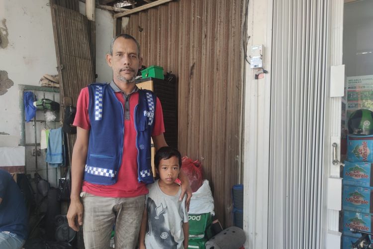 3 Tahun Tidur di Minimarket Beralaskan Tikar, Awang Berjuang Sekolahkan Anak