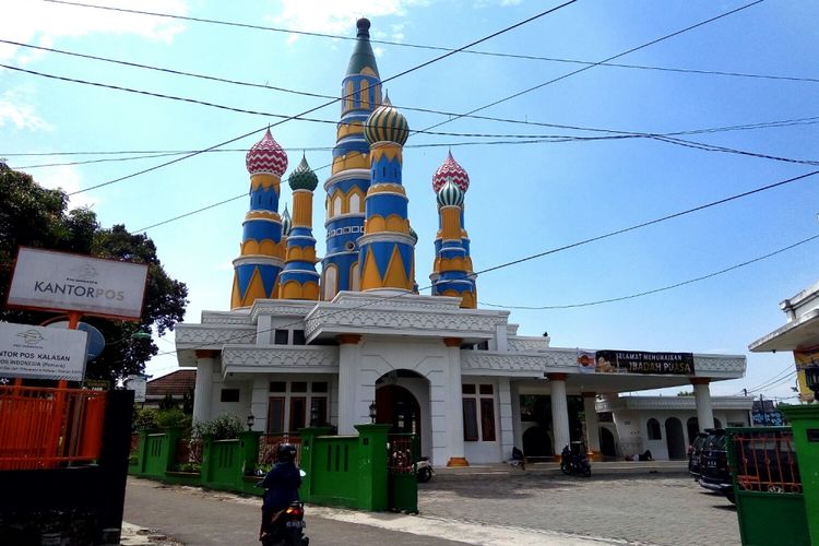 Masjid An Nurumi di Jalan Solo Km 15, Candisari, Kalasan, Sleman dengan arsitektur unik yakni sembilan kubah warna-warni 