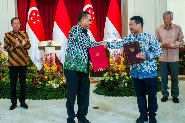 Kepala Otorita IKN Bambang Susantono dan Menteri Pembangunan Nasional Singapura Desmond Lee saat penandatanganan nota kesepahaman (MoU) untuk mengembangkan kota layak huni di Ibu Kota Nusantara (IKN) pada Kamis (16/3/2023).
