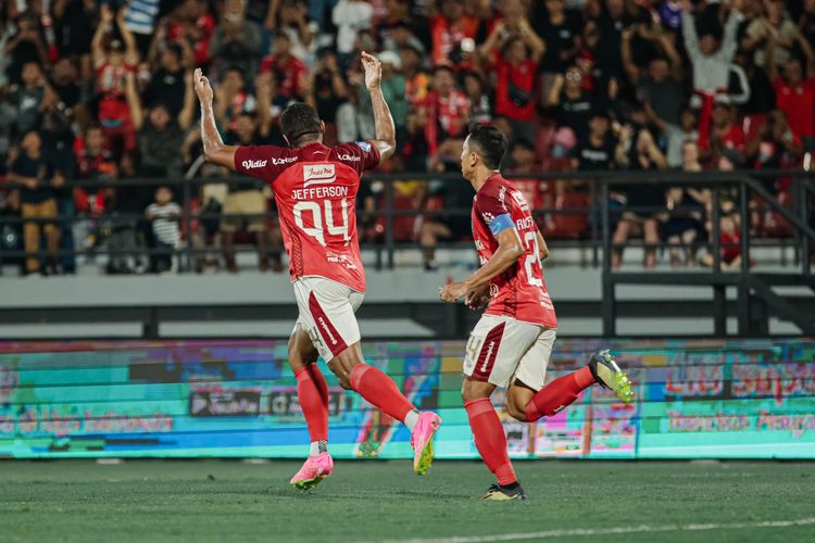 Selebrasi Jefferson Assis usai menjebol gawang Madura United pada laga pekan ketiga Liga 1 2023-2024 antara Bali United vs Madura United di Stadion Kapten I Wayan Dipta, Sabtu (15/7/2023). Bali United menang 2-1 atas Madura United dan kini menempati peringkat ke-14 klasemen Liga 1 2023-2024. 