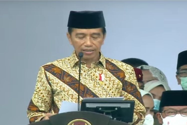 Presiden Joko Widodo saat memberikan sambutan dalam acara pembukaan Muktamar Muhammadiyah di Stadion Manahan Solo, Jawa Tengah, Sabtu (19/11/2022).