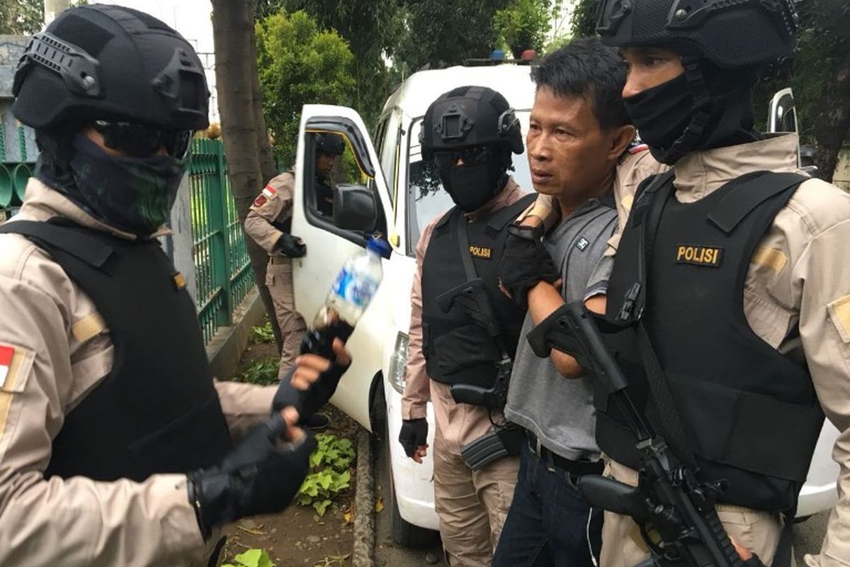 Polisi mengamamankan seorang sopir angkot Pondok Bahar - Cengkareng yang melawan arus lalu lintas  dan belakangan diketahui dalam kondisi mabuk di pintu kereta api Rawa Buaya, Jakarta Barat, Selasa (27/2/2018).