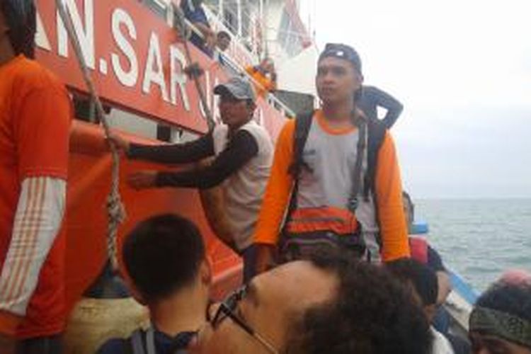 Anggota Basarnas Special Group (BSG), saat membantu menurunkan para awak media di perairan Belitung Timur, Senin (29/12/2014).