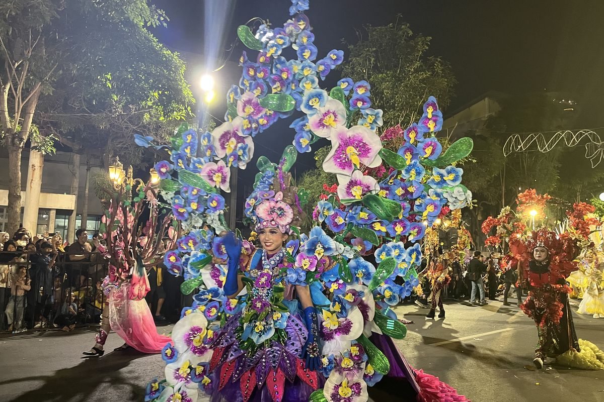 Peserta perwakilan pemerintah Kota Semarang dalam Karnaval Budaya Munas VII Apeksi di Surabaya, Jumat (9/5/2025).