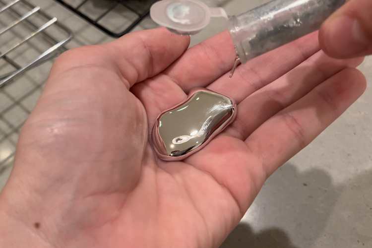 Ilustrasi gallium cair. Peneliti menemukan metode baru menghasilkan hidrogen hijau dari air laut menggunakan logam cair galium dan sinar matahari.