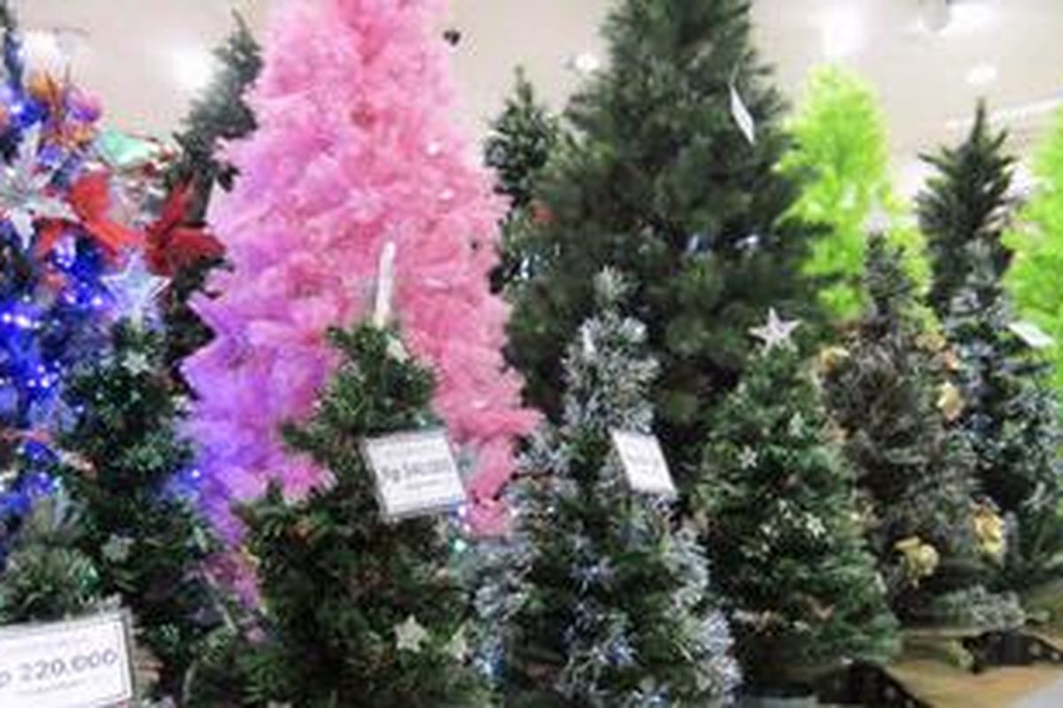 Department store Debenhams Senayan City menyediakan pohon Natal plastik aneka warna, mulai hijau tua, pink, hingga hijau muda yang cerah.