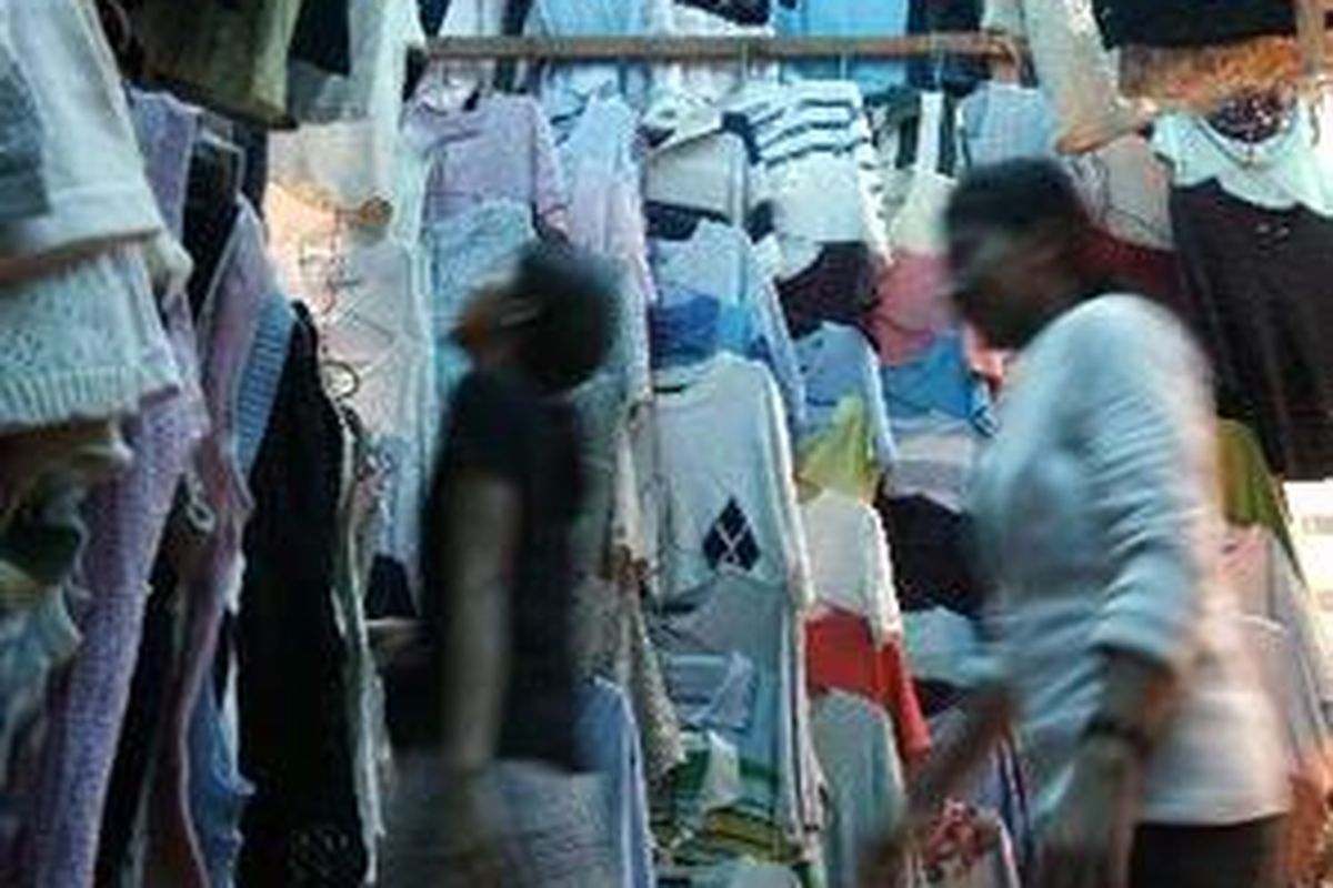 Para pedagang pakaian bekas di Pasar Senen, Jakarta Pusat, Jumat (12/9) mengaku makin terjepit oleh produk China yang harganya juga murah.