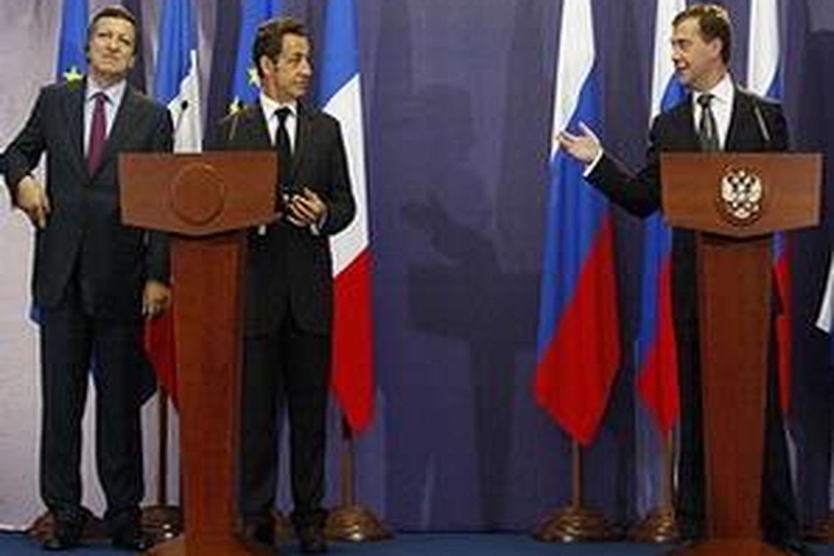 Presiden Perancis Nicolas Sarkozy dan Presiden Komisi Eropa Jose Manuel Barroso (kiri) dan Presiden Rusia Dmitry Medvedev menggelar pers usai menyepakati perjanjian perdamaian di Georgia di Kastil Maiendorf dekat Moskwa, Senin (8/9). 