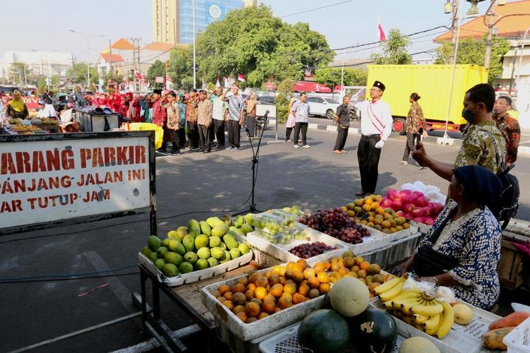Upacara HUT RI ke-79 di Pasar Tradisional Karang Menjangan Surabaya, Sabtu (17/8/2024).