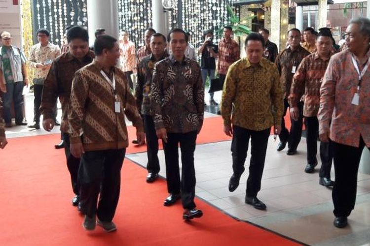 Presiden Joko Widodo saat meninjau pameran furniture di JIEXPO, Kemayoran, Jakarta Pusar, Sabtu (11/3/2017).
