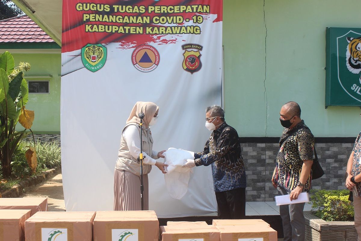 Direktur PT Suryacipta Swadaya Didi Wihardi menyerahkan bantuan APD untuk tenaga medis di wilayah Kabupaten Karawang. Bantuan diterima oleh Bupati Karawang Cellica Nurracha, Rabu (29/4/2020).