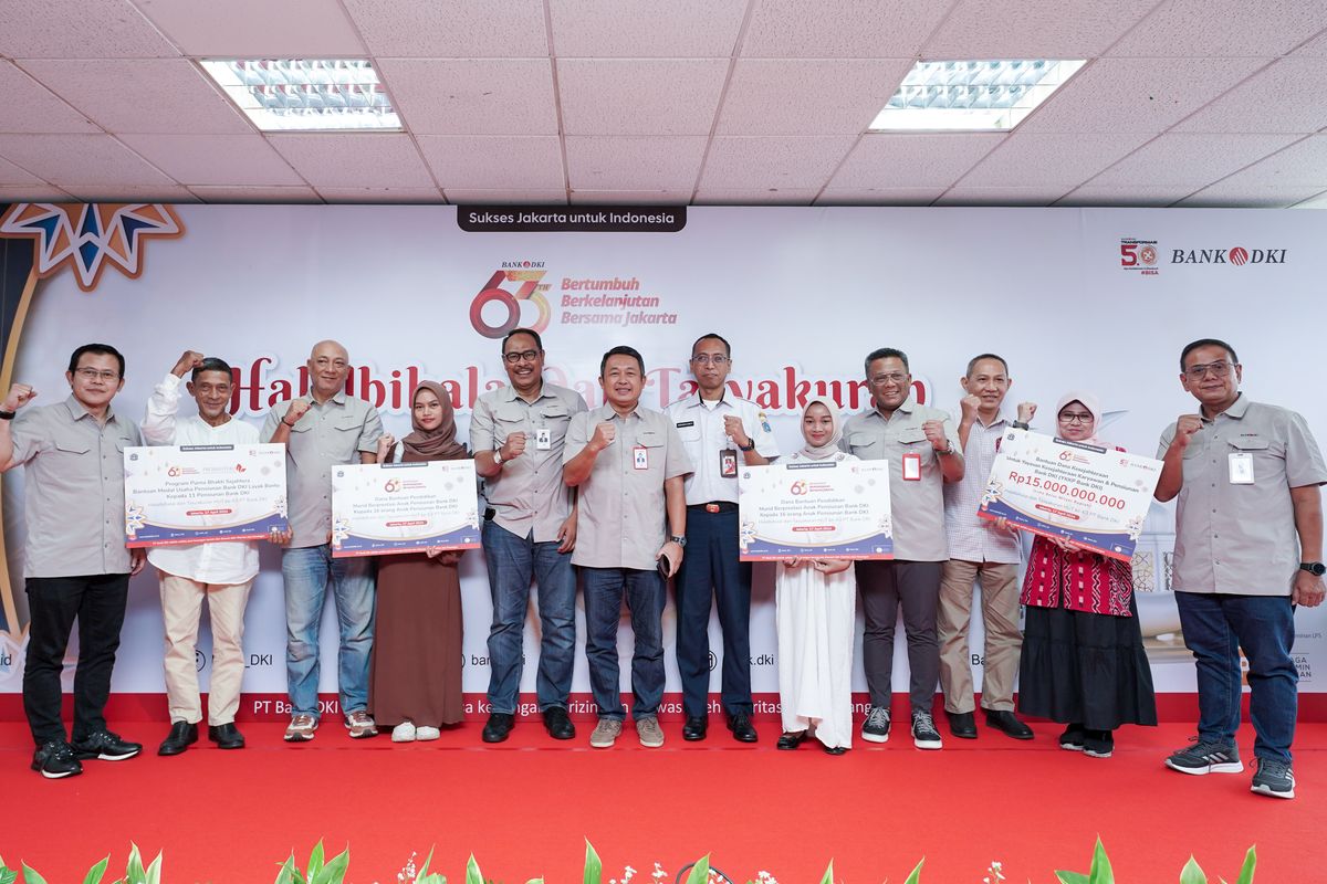 Kepala BP BUMD, Plt Dirut Bank DKI, dan sekretaris perusahaan Bank DKI melakukan foto bersama usai memberikan dana bantuan dan pendidikan kepada purnabakti, Rabu (17/4/2024)