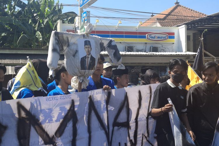 Demo di Lumajang, Mahasiswa Bawa Boneka Jelangkung Bergambar Prabowo dan Gibran