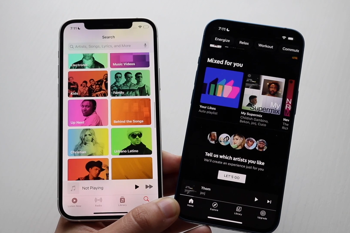 Ilustrasi aplikasi streaming musik Apple Music (kiri) dan YouTube Music (kanan).